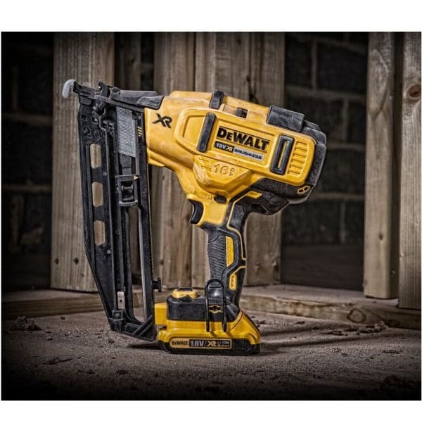 DeWalt aku pištolj za čavle - čavlerica DCN660D2 18V 2x2,0Ah 32-64mm