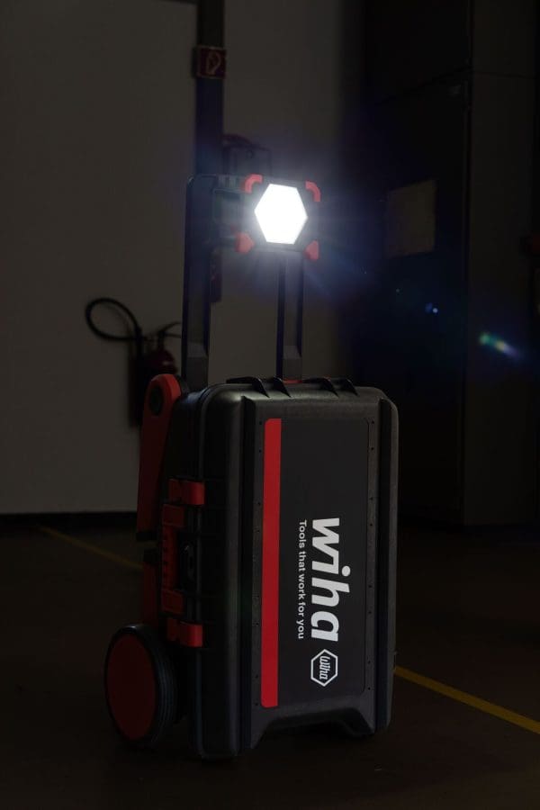 Wiha LED punjivi reflektor 30W, 3000lm, magnet+kuka 45698